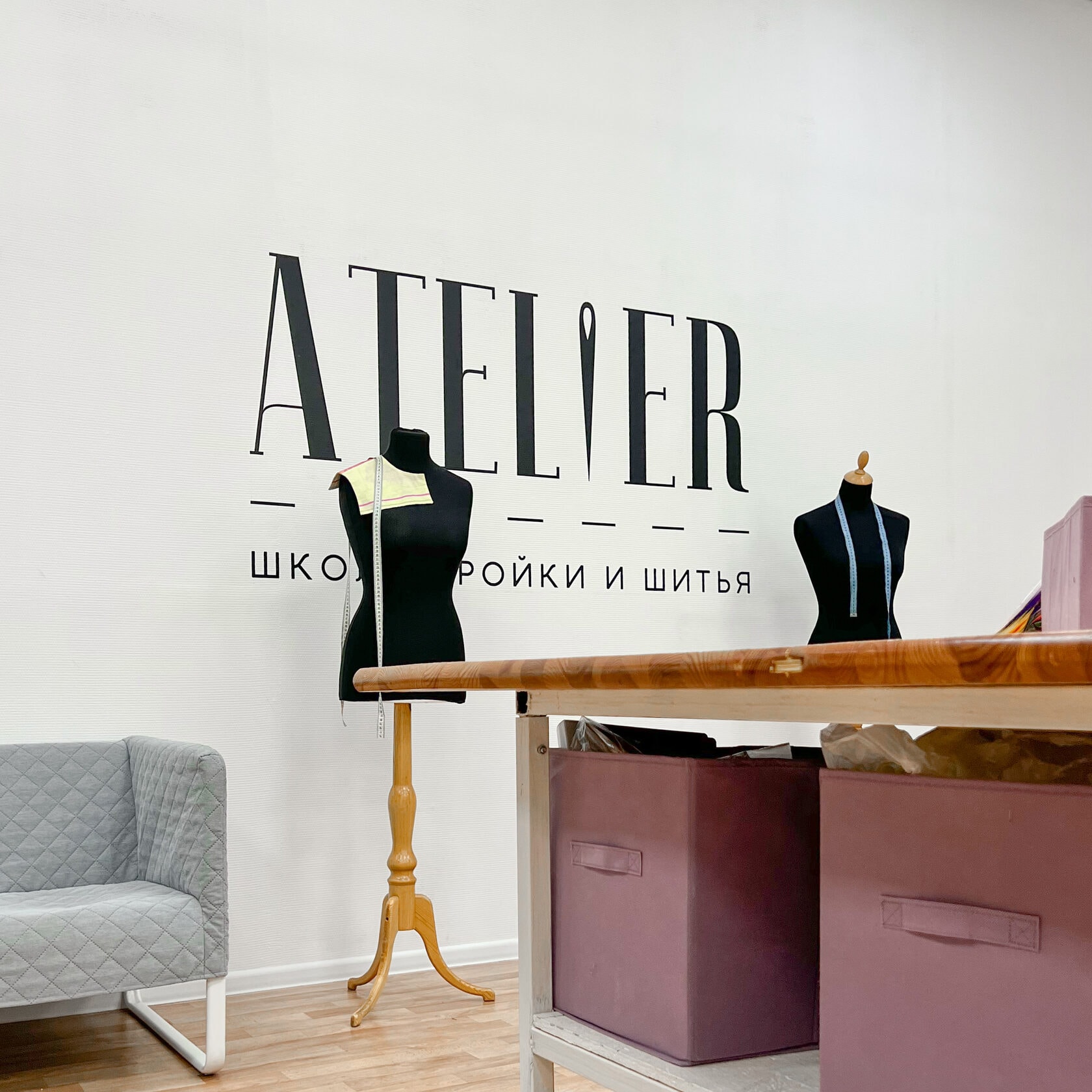 Фирменная стена и рабочая зона школы ATELIER